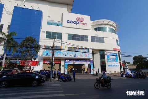 Nhân viên siêu thị Co.opmart Biên Hòa trở lại làm việc sau tụ tập phản đối cách quản lý - Ảnh 1. Nhân viên siêu thị Co.opmart Biên Hòa trở lại làm việc sau tụ tập phản đối cách quản lý - Ảnh 1.