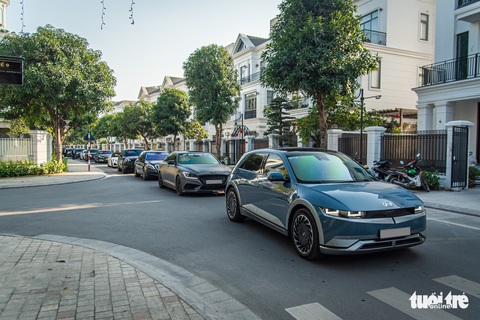 Dàn xe khủng diễu hành tại Hà Nội: Khoảng 20 chiếc Genesis cùng đoàn với Rolls-Royce, Bentley - Ảnh 9. Dàn xe khủng diễu hành tại Hà Nội: Khoảng 20 chiếc Genesis cùng đoàn với Rolls-Royce, Bentley - Ảnh 9.