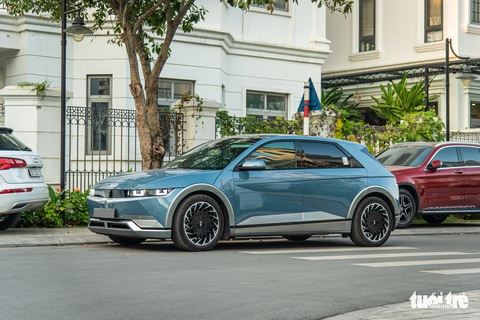 Dàn xe khủng diễu hành tại Hà Nội: Khoảng 20 chiếc Genesis cùng đoàn với Rolls-Royce, Bentley - Ảnh 10. Dàn xe khủng diễu hành tại Hà Nội: Khoảng 20 chiếc Genesis cùng đoàn với Rolls-Royce, Bentley - Ảnh 10.