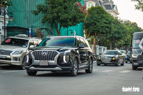 Dàn xe khủng diễu hành tại Hà Nội: Khoảng 20 chiếc Genesis cùng đoàn với Rolls-Royce, Bentley - Ảnh 11. Dàn xe khủng diễu hành tại Hà Nội: Khoảng 20 chiếc Genesis cùng đoàn với Rolls-Royce, Bentley - Ảnh 11.