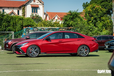 Dàn xe khủng diễu hành tại Hà Nội: Khoảng 20 chiếc Genesis cùng đoàn với Rolls-Royce, Bentley - Ảnh 13. Dàn xe khủng diễu hành tại Hà Nội: Khoảng 20 chiếc Genesis cùng đoàn với Rolls-Royce, Bentley - Ảnh 13.