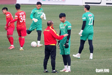 Tuyển Việt Nam giữ lại thủ môn chưa thi đấu phút nào tại V-League 2022 - Ảnh 1. Tuyển Việt Nam giữ lại thủ môn chưa thi đấu phút nào tại V-League 2022 - Ảnh 1.