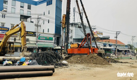 Cuối năm, thấy đường sá ở TP.HCM bị xới tung mà phát ngán - Ảnh 3. Cuối năm, thấy đường sá ở TP.HCM bị xới tung mà phát ngán - Ảnh 3.
