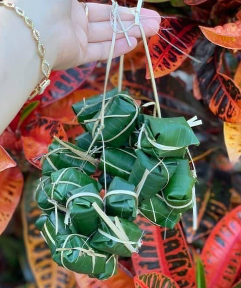 Nhìn ba cặm cụi gói nem mà nghe trong gió xuân cái gì đó rất bình yên, vững chãi - Ảnh 2. Nhìn ba cặm cụi gói nem mà nghe trong gió xuân cái gì đó rất bình yên, vững chãi - Ảnh 2.