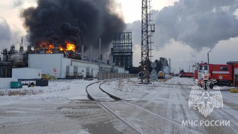 Nổ lớn ở nhà máy lọc dầu lớn nhất vùng Siberia của Nga - Ảnh 1. Nổ lớn ở nhà máy lọc dầu lớn nhất vùng Siberia của Nga - Ảnh 1.
