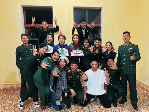 Dàn sao nhập ngũ ‘quẩy tới bến’ khi hội ngộ - Ảnh 9. Dàn sao nhập ngũ ‘quẩy tới bến’ khi hội ngộ - Ảnh 9.