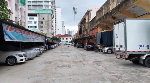 Người xem bóng đá lo sân vận động 19-8 Nha Trang khó thoát hiểm - Ảnh 3. Người xem bóng đá lo sân vận động 19-8 Nha Trang khó thoát hiểm - Ảnh 3.