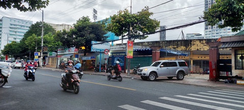 Người xem bóng đá lo sân vận động 19-8 Nha Trang khó thoát hiểm - Ảnh 2. Người xem bóng đá lo sân vận động 19-8 Nha Trang khó thoát hiểm - Ảnh 2.