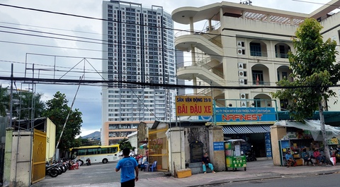 Người xem bóng đá lo sân vận động 19-8 Nha Trang khó thoát hiểm - Ảnh 1. Người xem bóng đá lo sân vận động 19-8 Nha Trang khó thoát hiểm - Ảnh 1.