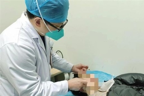 Thanh niên bị liệt cơ mặt vì liên tục thức đêm xem World Cup - Ảnh 2. Thanh niên bị liệt cơ mặt vì liên tục thức đêm xem World Cup - Ảnh 2.