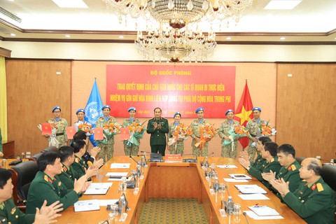 Trao quyết định của Chủ tịch nước cho bốn sĩ quan đi gìn giữ hòa bình Liên Hiệp Quốc - Ảnh 1. Trao quyết định của Chủ tịch nước cho bốn sĩ quan đi gìn giữ hòa bình Liên Hiệp Quốc - Ảnh 1.