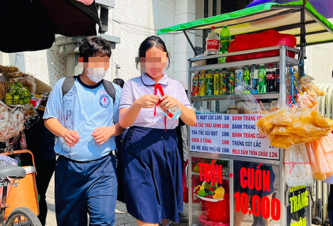 Mạnh tay hơn với hàng rong cổng trường - Ảnh 1. Mạnh tay hơn với hàng rong cổng trường - Ảnh 1.