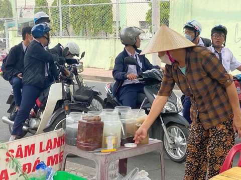 Khi học trò làm đại lý hàng rong - Ảnh 1. Khi học trò làm đại lý hàng rong - Ảnh 1.