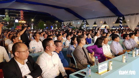 Hàng ngàn người đổ về xem lễ hội cá tra ‘vươn ra biển lớn’ - Ảnh 1. Hàng ngàn người đổ về xem lễ hội cá tra ‘vươn ra biển lớn’ - Ảnh 1.