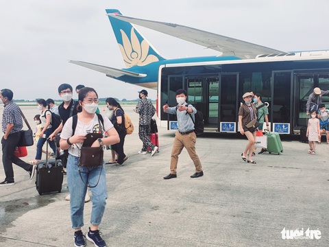 Giá vé máy bay neo cao, khó mua - Ảnh 1. Giá vé máy bay neo cao, khó mua - Ảnh 1.