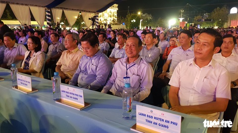 Hàng ngàn người đổ về xem lễ hội cá tra ‘vươn ra biển lớn’ - Ảnh 2. Hàng ngàn người đổ về xem lễ hội cá tra ‘vươn ra biển lớn’ - Ảnh 2.
