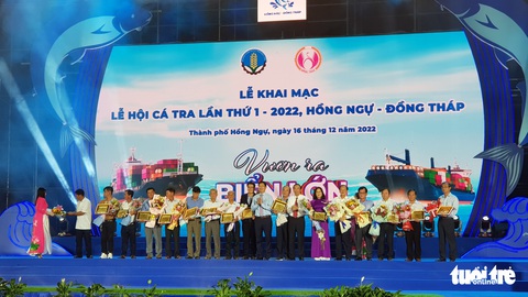 Hàng ngàn người đổ về xem lễ hội cá tra ‘vươn ra biển lớn’ - Ảnh 3. Hàng ngàn người đổ về xem lễ hội cá tra ‘vươn ra biển lớn’ - Ảnh 3.