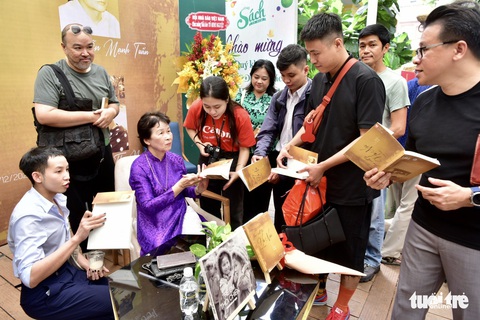 Nhà báo Tô Minh Nguyệt tái hiện một thời bom đạn của Hà Nội - Ảnh 3. Nhà báo Tô Minh Nguyệt tái hiện một thời bom đạn của Hà Nội - Ảnh 3.