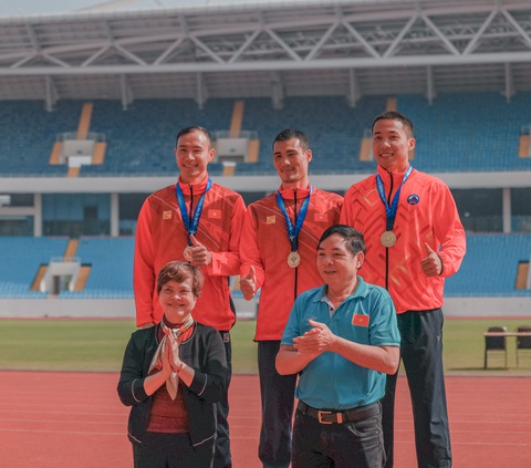 Chuyện hy hữu ở môn điền kinh: Trao ba huy chương vàng cho ba vận động viên nhảy sào nam - Ảnh 1. Chuyện hy hữu ở môn điền kinh: Trao ba huy chương vàng cho ba vận động viên nhảy sào nam - Ảnh 1.