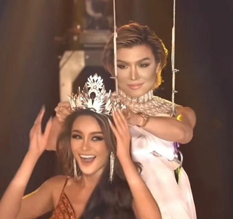 Chủ tịch Miss Fabulous International đu người như diễn xiếc để trao vương miện - Ảnh 1. Chủ tịch Miss Fabulous International đu người như diễn xiếc để trao vương miện - Ảnh 1.