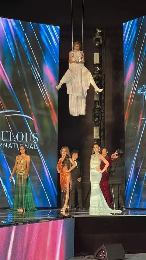 Chủ tịch Miss Fabulous International đu người như diễn xiếc để trao vương miện - Ảnh 2. Chủ tịch Miss Fabulous International đu người như diễn xiếc để trao vương miện - Ảnh 2.