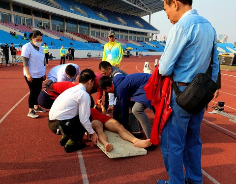 ‘Vua tốc độ’ Ngần Ngọc Nghĩa chấn thương sau khi rút về đích - Ảnh 3. ‘Vua tốc độ’ Ngần Ngọc Nghĩa chấn thương sau khi rút về đích - Ảnh 3.