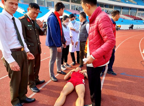 ‘Vua tốc độ’ Ngần Ngọc Nghĩa chấn thương sau khi rút về đích - Ảnh 2. ‘Vua tốc độ’ Ngần Ngọc Nghĩa chấn thương sau khi rút về đích - Ảnh 2.