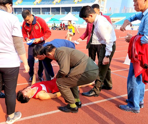 ‘Vua tốc độ’ Ngần Ngọc Nghĩa chấn thương sau khi rút về đích - Ảnh 1. ‘Vua tốc độ’ Ngần Ngọc Nghĩa chấn thương sau khi rút về đích - Ảnh 1.