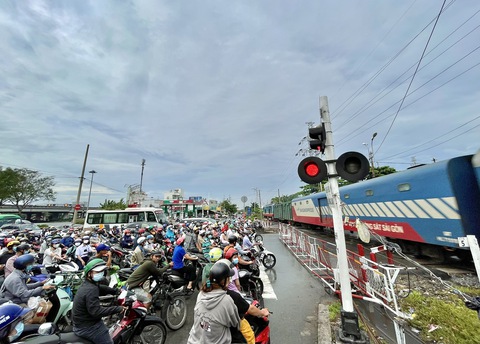 Tin tức sáng 17-12: Đề nghị đầu tư đường sắt TP.HCM và liên vùng; Nhà ở xã hội chỉ được lời 10% - Ảnh 1. Tin tức sáng 17-12: Đề nghị đầu tư đường sắt TP.HCM và liên vùng; Nhà ở xã hội chỉ được lời 10% - Ảnh 1.
