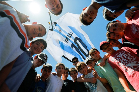 Adidas khốn khổ vì áo đấu của Argentina và Messi cháy hàng - Ảnh 1. Adidas khốn khổ vì áo đấu của Argentina và Messi cháy hàng - Ảnh 1.