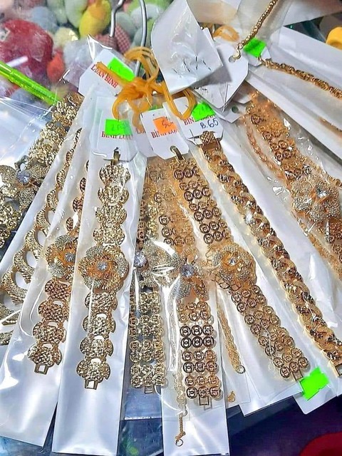 Ảnh vui 17-12: Anh Phú Lộc nhận lương 110.000 đồng khiến Tết dường như xa lắm - Ảnh 4. Ảnh vui 17-12: Anh Phú Lộc nhận lương 110.000 đồng khiến Tết dường như xa lắm - Ảnh 4.