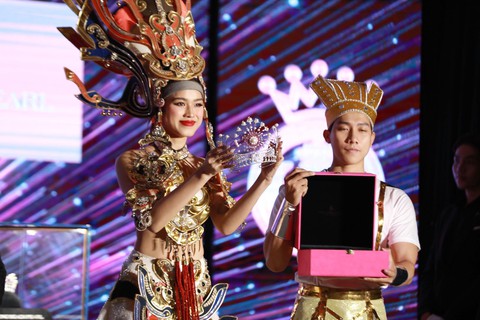 Đỗ Thị Hà catwalk chật vật với chiếc mũ nặng gần 20kg - Ảnh 2. Đỗ Thị Hà catwalk chật vật với chiếc mũ nặng gần 20kg - Ảnh 2.