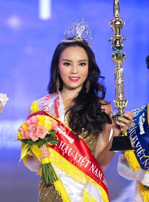 Vương miện, quyền trượng Hoa hậu Việt Nam mùa giải năm nào ấn tượng nhất? - Ảnh 7. Vương miện, quyền trượng Hoa hậu Việt Nam mùa giải năm nào ấn tượng nhất? - Ảnh 7.