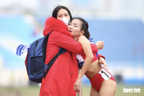 Nguyễn Thị Oanh giành huy chương vàng, xô đổ kỷ lục nội dung chạy 10.000m - Ảnh 5. Nguyễn Thị Oanh giành huy chương vàng, xô đổ kỷ lục nội dung chạy 10.000m - Ảnh 5.