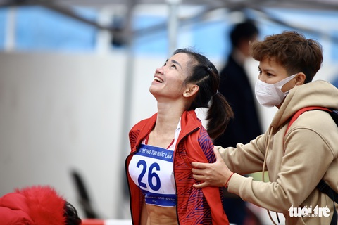 Nguyễn Thị Oanh giành huy chương vàng, xô đổ kỷ lục nội dung chạy 10.000m - Ảnh 7. Nguyễn Thị Oanh giành huy chương vàng, xô đổ kỷ lục nội dung chạy 10.000m - Ảnh 7.