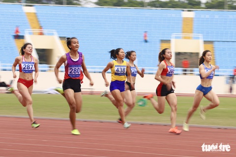 Nguyễn Thị Oanh giành huy chương vàng, xô đổ kỷ lục nội dung chạy 10.000m - Ảnh 10. Nguyễn Thị Oanh giành huy chương vàng, xô đổ kỷ lục nội dung chạy 10.000m - Ảnh 10.