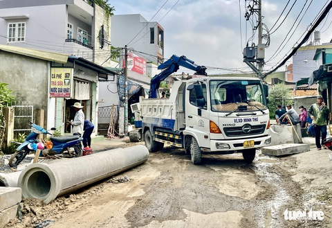 TP.HCM phạt hai đơn vị làm đường bê bối ở Phú Nhuận và Thủ Đức - Ảnh 1. TP.HCM phạt hai đơn vị làm đường bê bối ở Phú Nhuận và Thủ Đức - Ảnh 1.