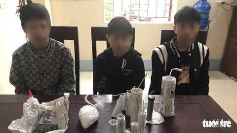 Làm pháo tự chế, chẳng ngán tàn phế - Ảnh 1. Làm pháo tự chế, chẳng ngán tàn phế - Ảnh 1.