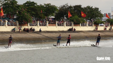 Bà con Hồng Ngự chen kín sông coi thả cá, xem đua thuyền - Ảnh 4. Bà con Hồng Ngự chen kín sông coi thả cá, xem đua thuyền - Ảnh 4.