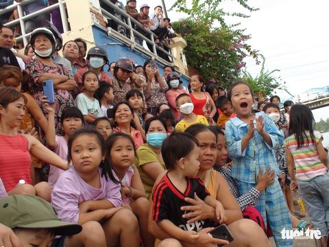Bà con Hồng Ngự chen kín sông coi thả cá, xem đua thuyền - Ảnh 1. Bà con Hồng Ngự chen kín sông coi thả cá, xem đua thuyền - Ảnh 1.