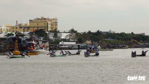 Bà con Hồng Ngự chen kín sông coi thả cá, xem đua thuyền - Ảnh 3. Bà con Hồng Ngự chen kín sông coi thả cá, xem đua thuyền - Ảnh 3.
