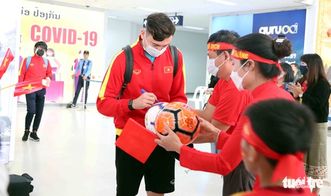 Đội tuyển Việt Nam đã đến Lào, sẵn sàng AFF Cup 2022 - Ảnh 5. Đội tuyển Việt Nam đã đến Lào, sẵn sàng AFF Cup 2022 - Ảnh 5.