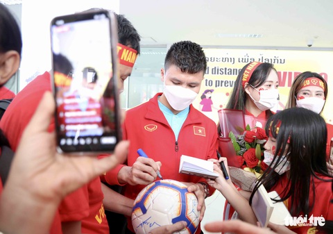 Đội tuyển Việt Nam đã đến Lào, sẵn sàng AFF Cup 2022 - Ảnh 6. Đội tuyển Việt Nam đã đến Lào, sẵn sàng AFF Cup 2022 - Ảnh 6.