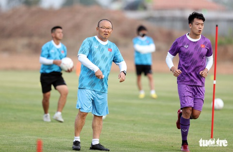 Mới sang Lào, tuyển Việt Nam ra sân tập nặng - Ảnh 9. Mới sang Lào, tuyển Việt Nam ra sân tập nặng - Ảnh 9.