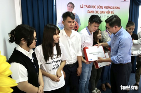 41 sinh viên khiếm thị nhận học bổng Hướng Dương - Ảnh 1. 41 sinh viên khiếm thị nhận học bổng Hướng Dương - Ảnh 1.