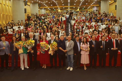 Siêu trí tuệ quốc tế đến với sinh viên Việt Nam - Ảnh 5. Siêu trí tuệ quốc tế đến với sinh viên Việt Nam - Ảnh 5.