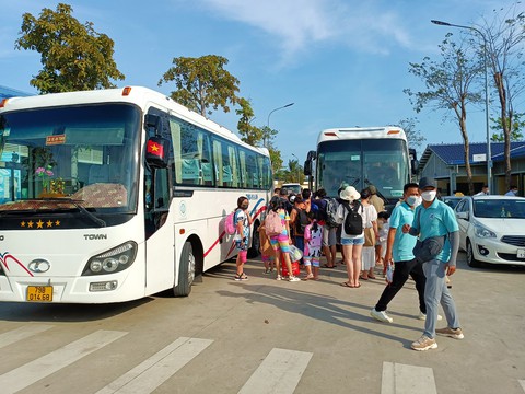 Cho xe du lịch trên 29 chỗ được vào trung tâm thành phố Nha Trang giờ cao điểm - Ảnh 1. Cho xe du lịch trên 29 chỗ được vào trung tâm thành phố Nha Trang giờ cao điểm - Ảnh 1.