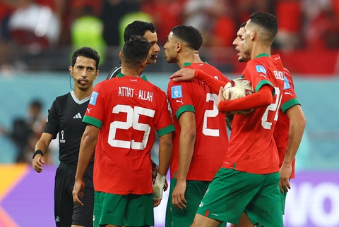 Cầu thủ Morocco nổi giận bỏ đi khi Croatia đang nhận huy chương - Ảnh 1. Cầu thủ Morocco nổi giận bỏ đi khi Croatia đang nhận huy chương - Ảnh 1.