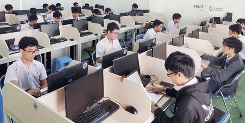Học sinh giỏi trường chuyên Bình Định nhận học bổng mỗi tháng gấp 3 lần học phí - Ảnh 1. Học sinh giỏi trường chuyên Bình Định nhận học bổng mỗi tháng gấp 3 lần học phí - Ảnh 1.