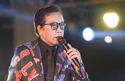 Rần rần với nụ hôn bà xã dành cho Elvis Phương và Lâm Nhật Tiến dành cho Hồ Hoàng Yến - Ảnh 1. Rần rần với nụ hôn bà xã dành cho Elvis Phương và Lâm Nhật Tiến dành cho Hồ Hoàng Yến - Ảnh 1.